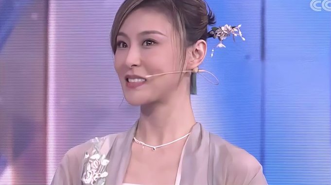 周丽君表演《春江花月夜》，舞姿曼妙醉人心，美得不可思议