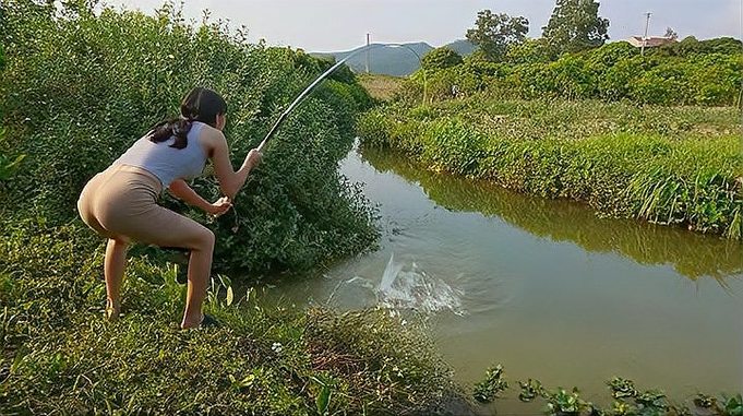 美女钓鱼 惊叹于用鱼钩猎杀巨型鲶鱼的女孩