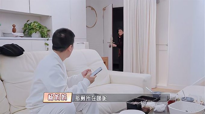 杨子妈妈太可爱了！以为她是要出门，谁料她竟是在找厕所！丨婆妈