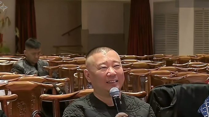 杨议拟拜侯宝林为师遇冷，侯耀华力挺代父收徒引争议