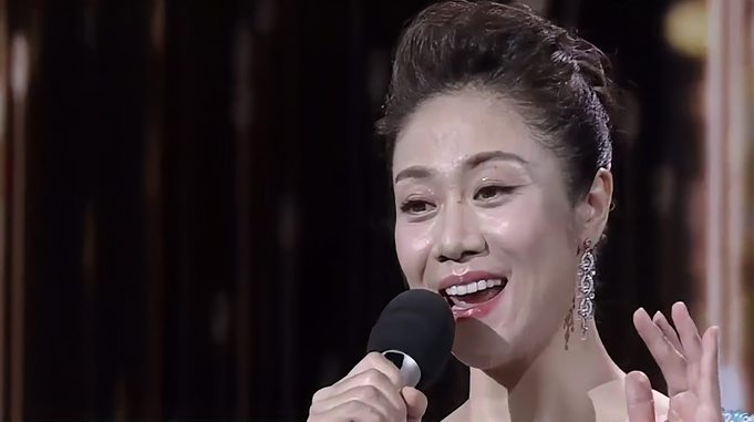 李娜深情演唱《祝你平安》，歌声婉转动听，把祝福传遍四方