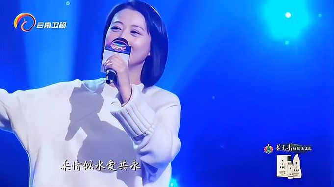 周海媚演唱《万水千山总是情》，深情演唱，感动全场｜综艺